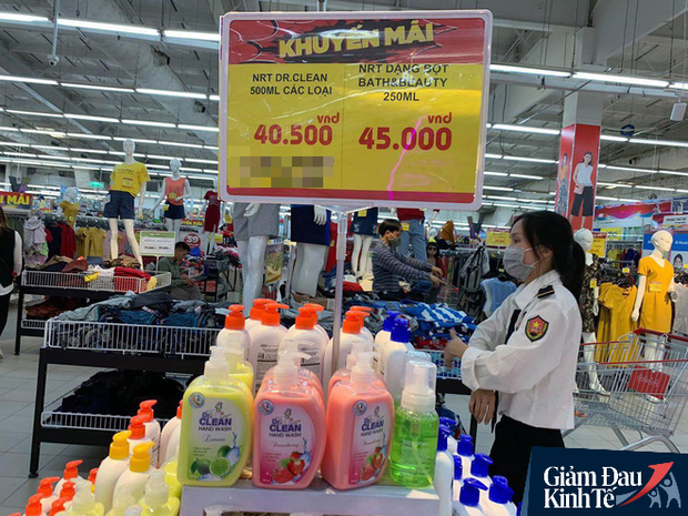 Hết thời chen lấn, khẩu trang và nước rửa tay giảm giá chất đầy kệ - Ảnh 4. Hết thời chen lấn, khẩu trang và nước rửa tay giảm giá chất đầy kệ - Ảnh 4.