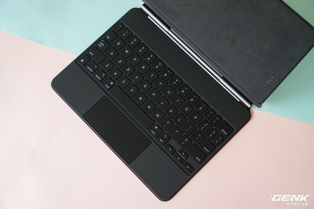 Táy máy bàn phím Magic Keyboard hơn 10 củ cho iPad Pro: Rất nặng, lắp vào dày hơn MacBook, bù lại gõ rất sướng tay - Ảnh 4.