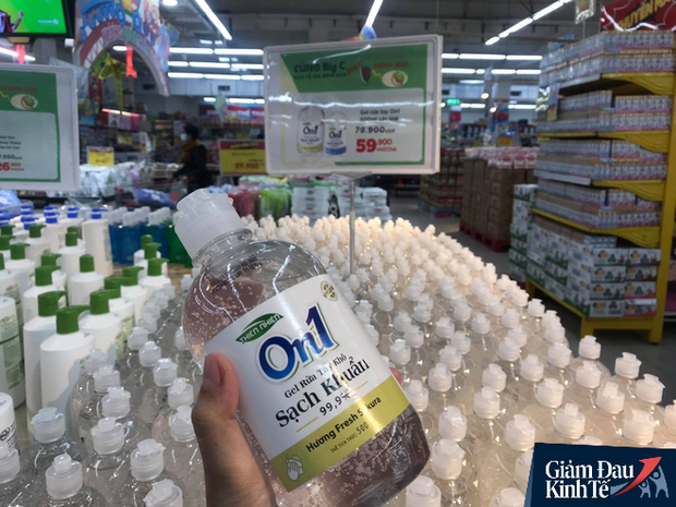 Hết thời chen lấn, khẩu trang và nước rửa tay giảm giá chất đầy kệ - Ảnh 5. Hết thời chen lấn, khẩu trang và nước rửa tay giảm giá chất đầy kệ - Ảnh 5.