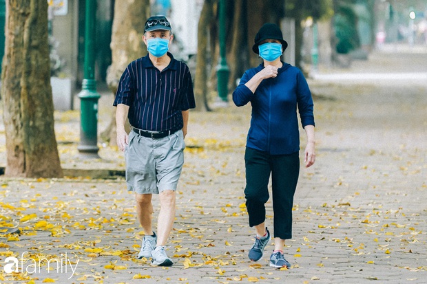 Cuối tháng 4, con phố lãng mạn nhất Hà Nội đón mùa sấu thay lá vàng rực khắp con đường - Ảnh 3.