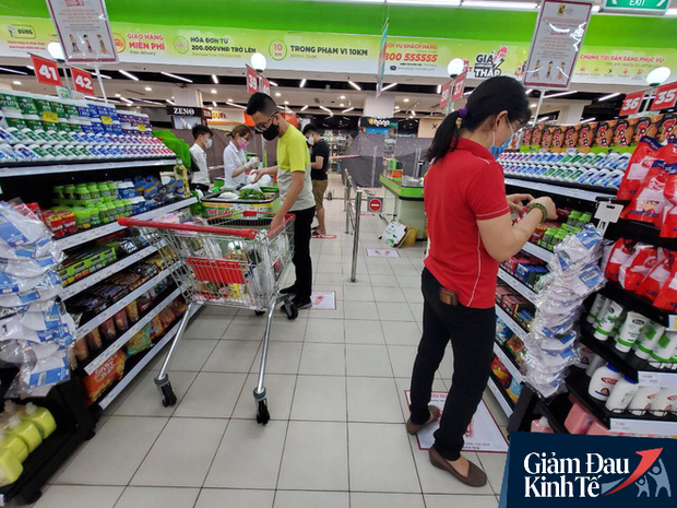 Hết thời chen lấn, khẩu trang và nước rửa tay giảm giá chất đầy kệ - Ảnh 7. Hết thời chen lấn, khẩu trang và nước rửa tay giảm giá chất đầy kệ - Ảnh 7.