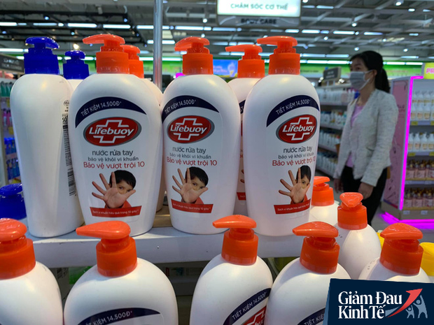 Hết thời chen lấn, khẩu trang và nước rửa tay giảm giá chất đầy kệ - Ảnh 8. Hết thời chen lấn, khẩu trang và nước rửa tay giảm giá chất đầy kệ - Ảnh 8.