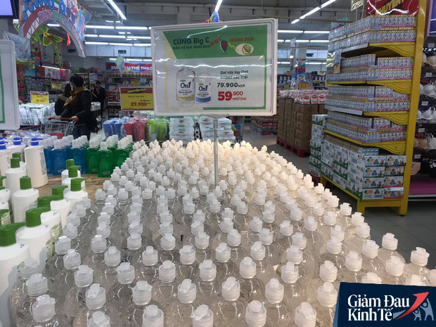 Hết thời chen lấn, khẩu trang và nước rửa tay giảm giá chất đầy kệ - Ảnh 9. Hết thời chen lấn, khẩu trang và nước rửa tay giảm giá chất đầy kệ - Ảnh 9.