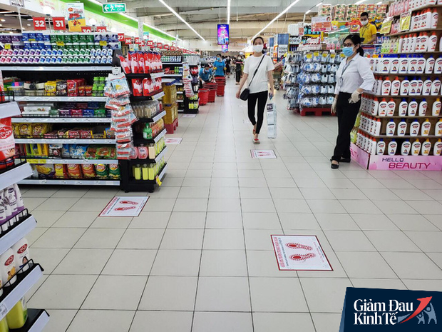 Hết thời chen lấn, khẩu trang và nước rửa tay giảm giá chất đầy kệ - Ảnh 11. Hết thời chen lấn, khẩu trang và nước rửa tay giảm giá chất đầy kệ - Ảnh 11.