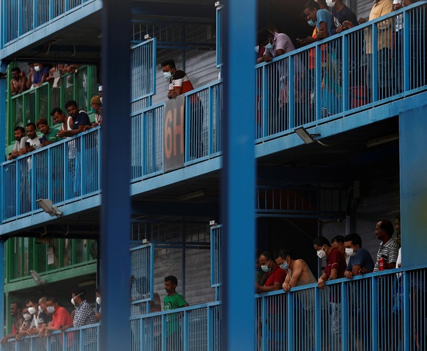 Cuộc sống bên trong ổ dịch Covid-19 lớn nhất Singapore: Hàng ngàn dân nhập cư sống chen chúc, chỉ cần 1 người nhiễm là quá đủ - Ảnh 1.