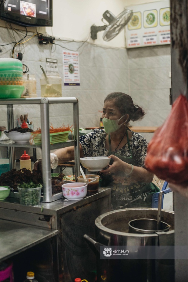 Phở đã bán, xôi đã mở, người Hà Nội mong lắm bữa quà sáng nóng hổi sau chuỗi ngày cách ly - Ảnh 19.