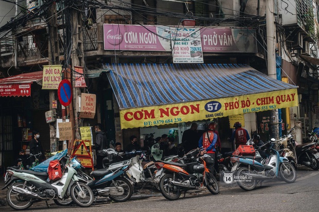 Phở đã bán, xôi đã mở, người Hà Nội mong lắm bữa quà sáng nóng hổi sau chuỗi ngày cách ly - Ảnh 2.