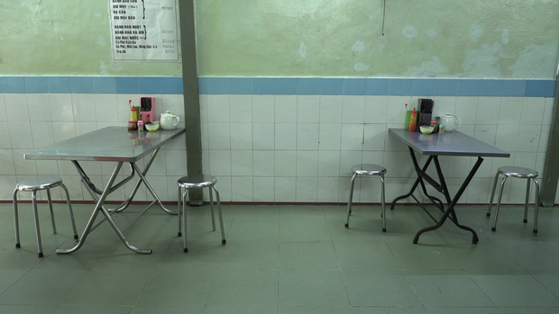 Clip: Chủ các hàng quán ở Hà Nội và TP.HCM vui mừng khi được mở bán trở lại nhưng vẫn đề cao cảnh giác - Ảnh 4.