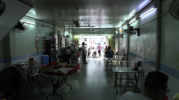 Clip: Chủ các hàng quán ở Hà Nội và TP.HCM vui mừng khi được mở bán trở lại nhưng vẫn đề cao cảnh giác - Ảnh 3.