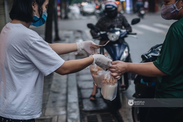 Phở đã bán, xôi đã mở, người Hà Nội mong lắm bữa quà sáng nóng hổi sau chuỗi ngày cách ly - Ảnh 12.