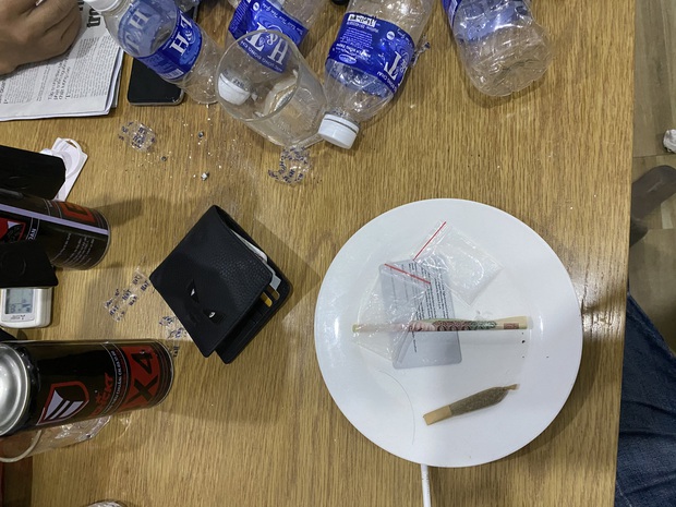 Bắt 11 thanh niên nam nữ mở động lắc tại khách sạn để ăn mừng hết cách ly xã hội - Ảnh 3.