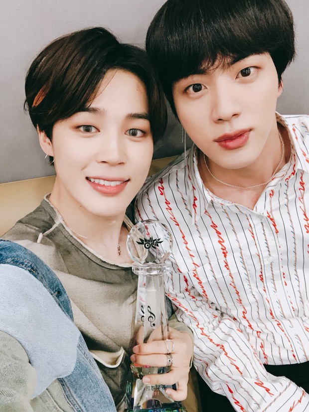 Jimin và Jin (BTS) từng diện đồ y hệt nhau, câu chuyện đằng sau khiến fan vừa rợn người vừa xúc động đến bật khóc - Ảnh 4.