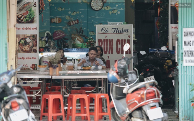 Quán ăn và cafe ở Sài Gòn chính thức đón khách, có nơi đã chật kín chỗ ngồi - Ảnh 5.