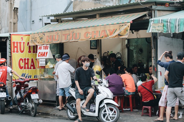 Quán ăn và cafe ở Sài Gòn chính thức đón khách, có nơi đã chật kín chỗ ngồi - Ảnh 13.