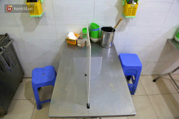Quán cơm tại Hà Nội lắp kính chắn giọt bắn chống dịch COVID-19 để đón khách: 