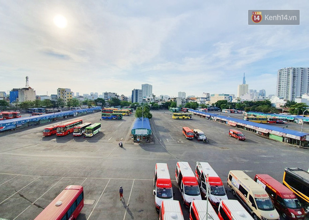 Xe khách, taxi rục rịch hoạt động trở lại, đường phố Sài Gòn chen chúc người sau khi nới lỏng cách ly xã hội - Ảnh 1.