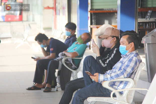 Xe khách, taxi rục rịch hoạt động trở lại, đường phố Sài Gòn chen chúc người sau khi nới lỏng cách ly xã hội - Ảnh 3.