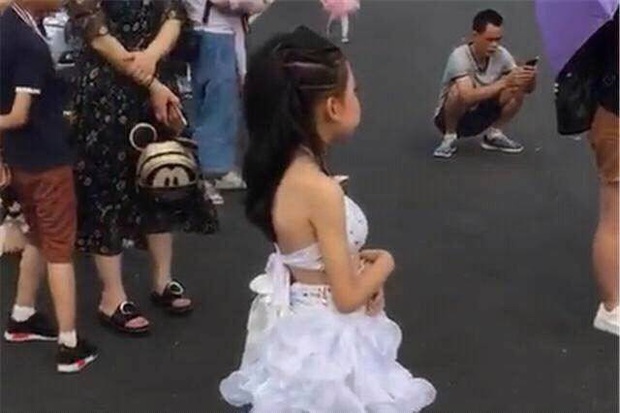 Chỉ trích học sinh tiểu học mặc váy cưới chụp ảnh giữa đường, nhiều người phải ngậm ngùi sau khi sự thật được tiết lộ - Ảnh 2.
