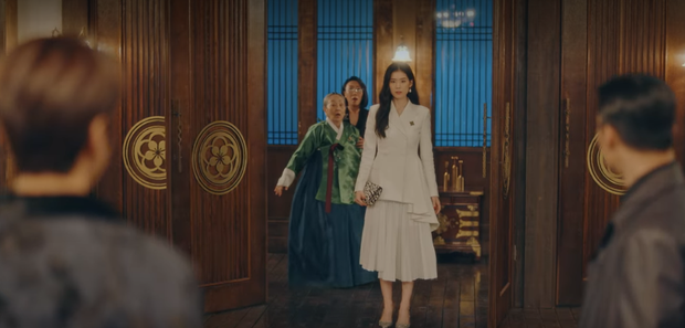 Nữ thủ tướng làm càn xông vào cung của Lee Min Ho ở tập 4 Quân Vương Bất Diệt: Ơ kìa chị đâu phải là hoàng hậu? - Ảnh 4.