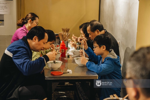 Phở Thìn Lò Đúc mở lại: 6h sáng đã có khách ghé ăn, chưa đến bữa trưa đã phải treo biển hết phở - Ảnh 4.