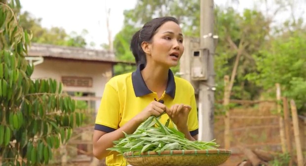 HHen Niê về quê tránh dịch để tiết kiệm chi phí, tiết lộ lí do đằng sau việc để dành tiền để lấy chồng? - Ảnh 4.