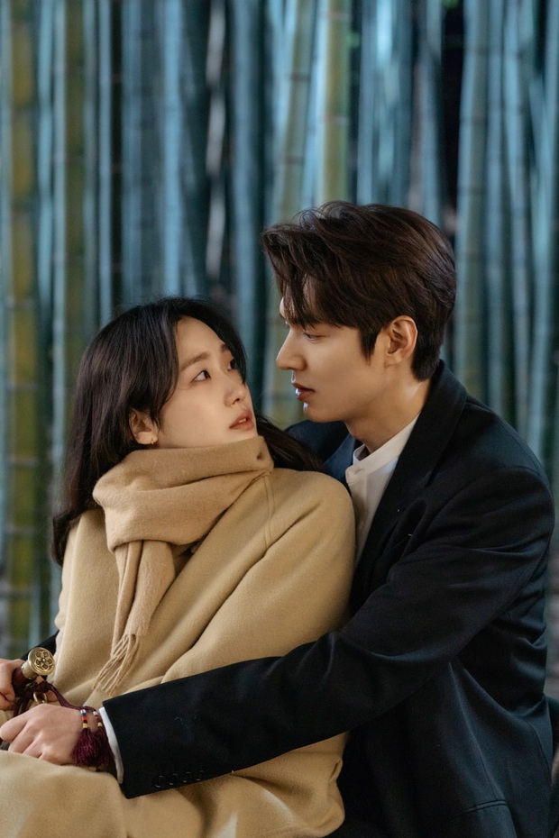 Quân Vương Bất Diệt tập 4: Lộ ảnh bệ hạ Lee Min Ho khoe sống mũi như đâm thẳng vào tim Kim Go Eun - Ảnh 3.