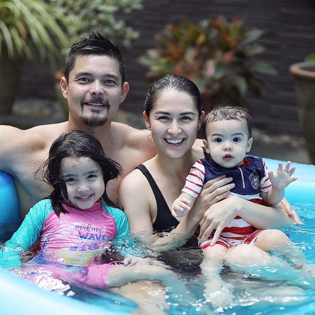 It's been a long time since the most beautiful beauty in the Philippines showed off family photos, not fussy but still stunning, but what's with little Zia's face like this?  - Photo 3.