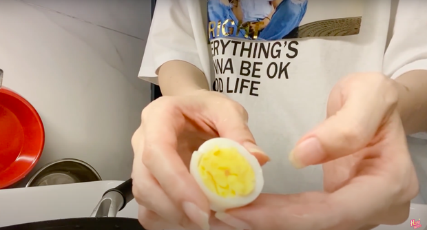 Không biết nấu nhiều món nhưng vẫn muốn quay vlog nấu ăn, Hari Won bèn hướng dẫn dân tình… cách luộc trứng gà bằng nước? - Ảnh 7.