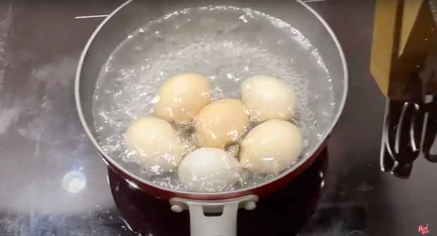 Không biết nấu nhiều món nhưng vẫn muốn quay vlog nấu ăn, Hari Won bèn hướng dẫn dân tình… cách luộc trứng gà bằng nước? - Ảnh 3.