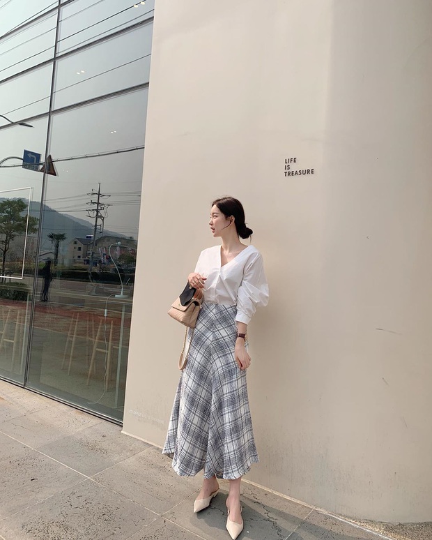 10 cách diện chân váy + áo trắng giúp nàng công sở xinh tươi trendy nguyên hè - Ảnh 4.