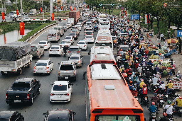 Phà Cát Lái kẹt xe nghiêm trọng do hàng nghìn người đổ về hướng Đồng Nai, Vũng Tàu nghỉ lễ 30/4 - Ảnh 5.