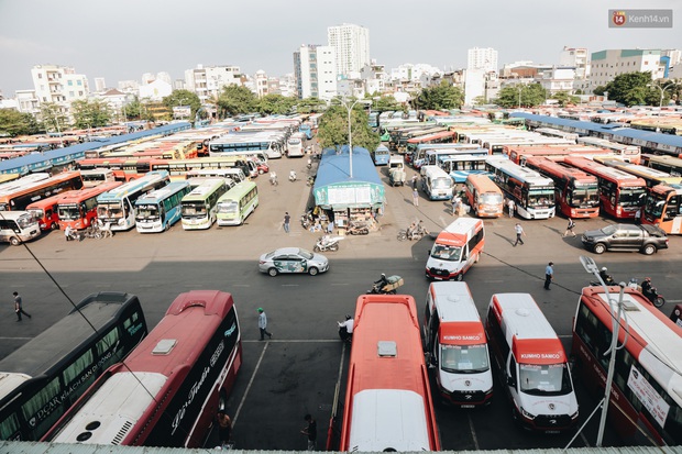 Ảnh: Người dân từ thành phố đổ về quê nghỉ lễ, các bến xe Hà Nội và Sài Gòn đông đúc sau thời gian giãn cách xã hội - Ảnh 21.