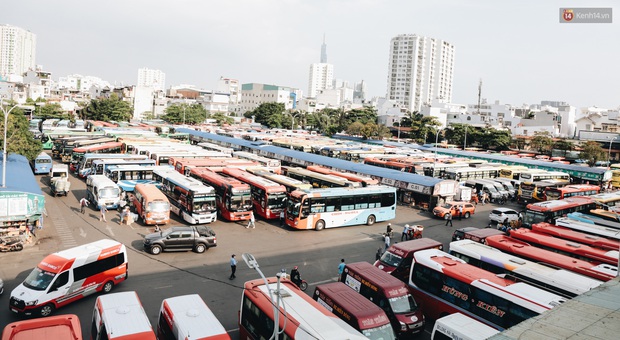 Ảnh: Người dân từ thành phố đổ về quê nghỉ lễ, các bến xe Hà Nội và Sài Gòn đông đúc sau thời gian giãn cách xã hội - Ảnh 22.