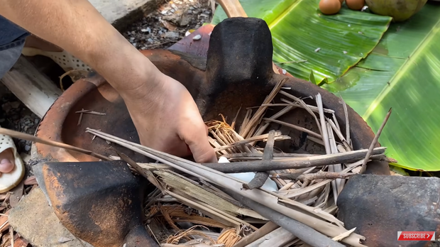 Trai đẹp cởi trần lần đầu nấu thịt kho trứng: Thắng đường mãi không xong, tưởng toang ai dè kết quả lại ngoài mong đợi - Ảnh 5.