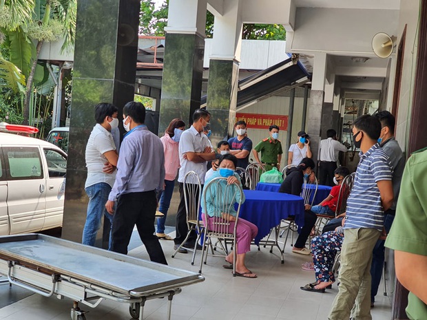 Mẹ già bật khóc cạnh quan tài chiến sỹ hi sinh khi truy đuổi nhóm đua xe: Mới tối hôm trước, Tuấn còn đưa 2 con nhỏ về ăn với mẹ bữa cơm... - Ảnh 4. Mẹ già bật khóc cạnh quan tài chiến sỹ hi sinh khi truy đuổi nhóm đua xe: Mới tối hôm trước, Tuấn còn đưa 2 con nhỏ về ăn với mẹ bữa cơm... - Ảnh 4.