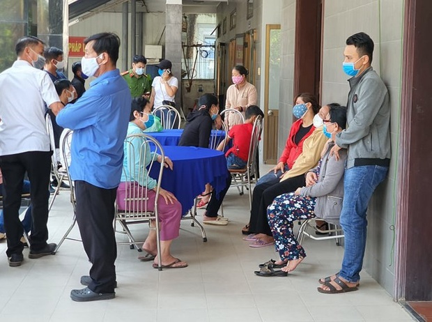 Mẹ già bật khóc cạnh quan tài chiến sỹ hi sinh khi truy đuổi nhóm đua xe: Mới tối hôm trước, Tuấn còn đưa 2 con nhỏ về ăn với mẹ bữa cơm... - Ảnh 3. Mẹ già bật khóc cạnh quan tài chiến sỹ hi sinh khi truy đuổi nhóm đua xe: Mới tối hôm trước, Tuấn còn đưa 2 con nhỏ về ăn với mẹ bữa cơm... - Ảnh 3.