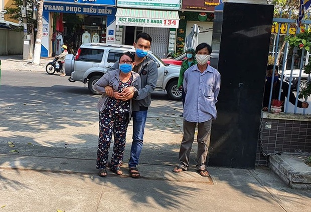 Mẹ già bật khóc cạnh quan tài chiến sỹ hi sinh khi truy đuổi nhóm đua xe: Mới tối hôm trước, Tuấn còn đưa 2 con nhỏ về ăn với mẹ bữa cơm... - Ảnh 2. Mẹ già bật khóc cạnh quan tài chiến sỹ hi sinh khi truy đuổi nhóm đua xe: Mới tối hôm trước, Tuấn còn đưa 2 con nhỏ về ăn với mẹ bữa cơm... - Ảnh 2.