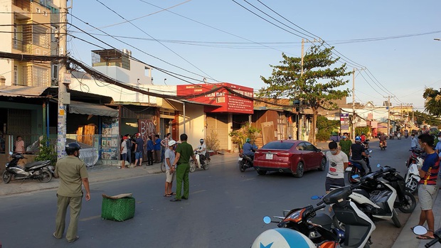 Người đàn ông đi ô tô bị chém lìa tay trên đường phố Sài Gòn - Ảnh 1. Người đàn ông đi ô tô bị chém lìa tay trên đường phố Sài Gòn - Ảnh 1.