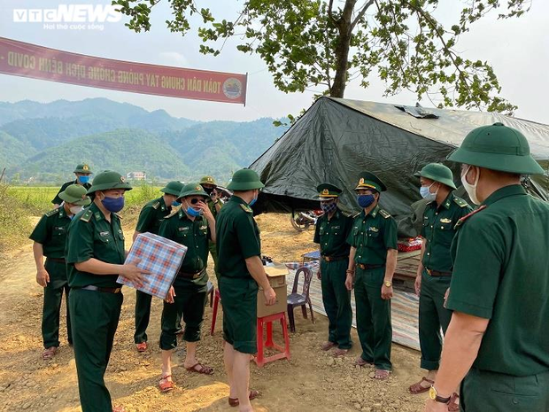 Quảng Trị phát hiện 6 người vượt biên trái phép trốn cách ly Covid-19 - Ảnh 1. Quảng Trị phát hiện 6 người vượt biên trái phép trốn cách ly Covid-19 - Ảnh 1.