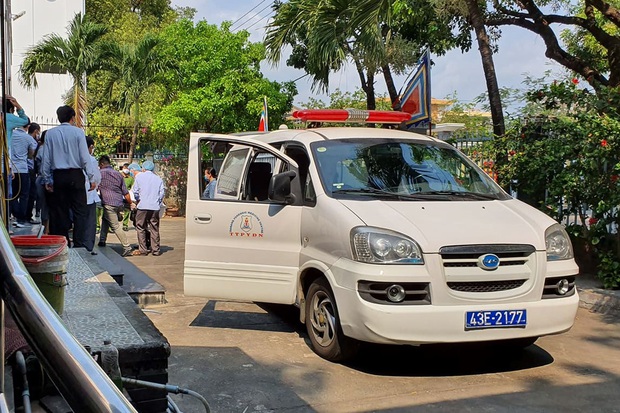 Mẹ già bật khóc cạnh quan tài chiến sỹ hi sinh khi truy đuổi nhóm đua xe: Mới tối hôm trước, Tuấn còn đưa 2 con nhỏ về ăn với mẹ bữa cơm... - Ảnh 1. Mẹ già bật khóc cạnh quan tài chiến sỹ hi sinh khi truy đuổi nhóm đua xe: Mới tối hôm trước, Tuấn còn đưa 2 con nhỏ về ăn với mẹ bữa cơm... - Ảnh 1.