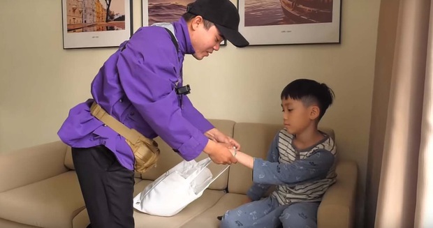 Thu Trang xúc động khi thấy con trai quyết bảo vệ bức ảnh gia đình khi người lạ tới “siết” - Ảnh 3. Thu Trang xúc động khi thấy con trai quyết bảo vệ bức ảnh gia đình khi người lạ tới “siết” - Ảnh 3.