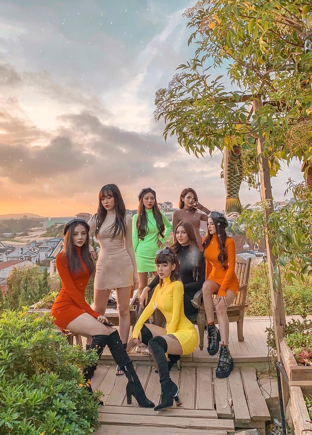 Tưởng gái xinh chơi thân dễ toang, ai ngờ có hội bạn 4 năm toàn girl chân dài hợp nhau từ gu ăn mặc tới tính cách - Ảnh 2. Tưởng gái xinh chơi thân dễ toang, ai ngờ có hội bạn 4 năm toàn girl chân dài hợp nhau từ gu ăn mặc tới tính cách - Ảnh 2.