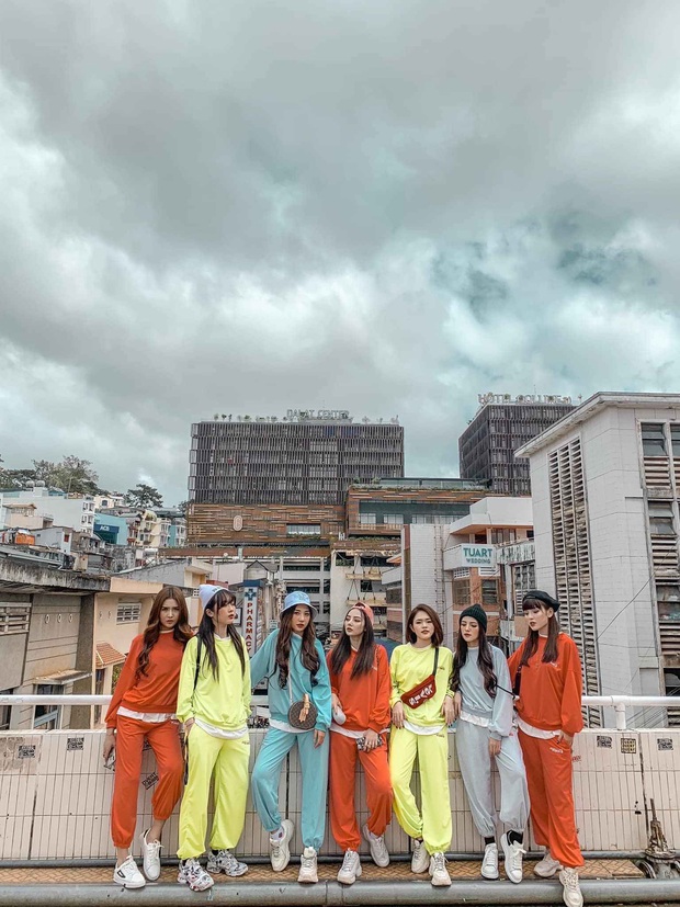 Tưởng gái xinh chơi thân dễ toang, ai ngờ có hội bạn 4 năm toàn girl chân dài hợp nhau từ gu ăn mặc tới tính cách - Ảnh 5. Tưởng gái xinh chơi thân dễ toang, ai ngờ có hội bạn 4 năm toàn girl chân dài hợp nhau từ gu ăn mặc tới tính cách - Ảnh 5.