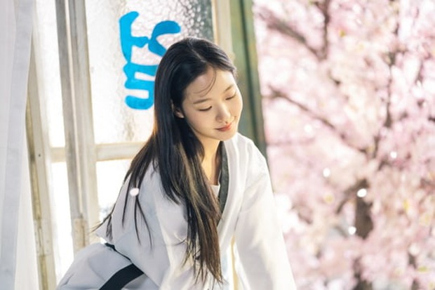 Người yêu Lee Min Ho tung ảnh cực sến ở Bệ Hạ Bất Tử: Cô cảnh sát sành điệu Kim Go Eun hoá bánh bèo bên hoa huệ? - Ảnh 3.
