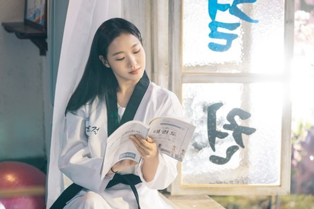 Người yêu Lee Min Ho tung ảnh cực sến ở Bệ Hạ Bất Tử: Cô cảnh sát sành điệu Kim Go Eun hoá bánh bèo bên hoa huệ? - Ảnh 4.