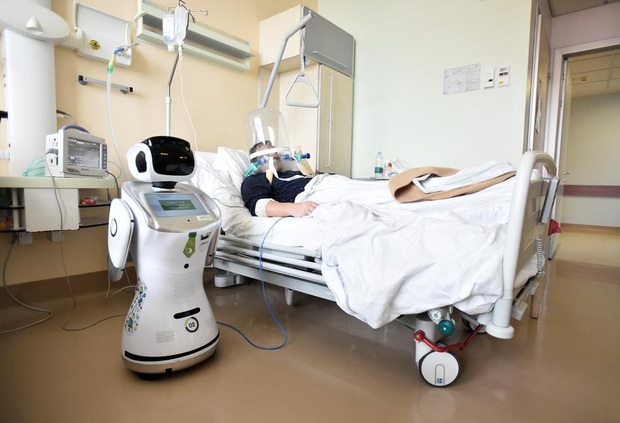 Robot y tá siêu ngầu làm trợ thủ đắc lực cho bác sĩ ở Ý, sẵn sàng chiến đấu với dịch Covid-19 - Ảnh 1.