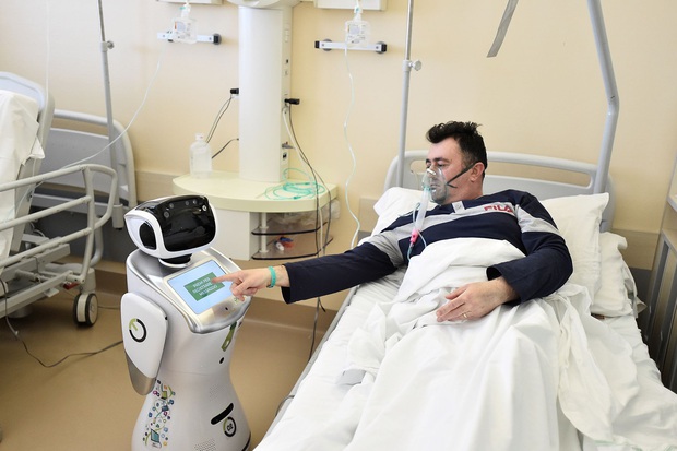 Robot y tá siêu ngầu làm trợ thủ đắc lực cho bác sĩ ở Ý, sẵn sàng chiến đấu với dịch Covid-19 - Ảnh 2.