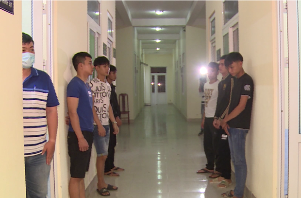 Mẹ già bật khóc cạnh quan tài chiến sỹ hi sinh khi truy đuổi nhóm đua xe: Mới tối hôm trước, Tuấn còn đưa 2 con nhỏ về ăn với mẹ bữa cơm... - Ảnh 5. Mẹ già bật khóc cạnh quan tài chiến sỹ hi sinh khi truy đuổi nhóm đua xe: Mới tối hôm trước, Tuấn còn đưa 2 con nhỏ về ăn với mẹ bữa cơm... - Ảnh 5.
