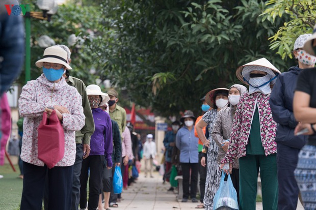 Hàng nghìn người xếp hàng trong ngày phát gạo miễn phí cuối cùng - Ảnh 6.