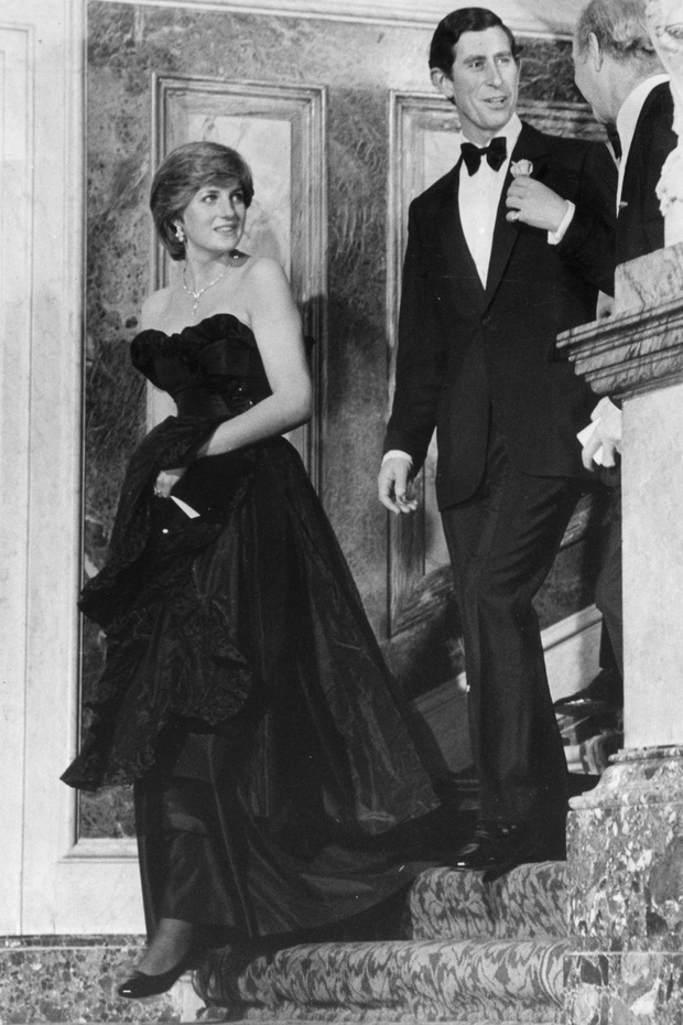Diana và 9 bộ cánh tưởng ok nhưng lại là tày trời với Hoàng gia Anh: Nổi tiếng nhất là váy trả thù, bất ngờ nhất là lần lộ hàng khi còn là cô trông trẻ - Ảnh 2.